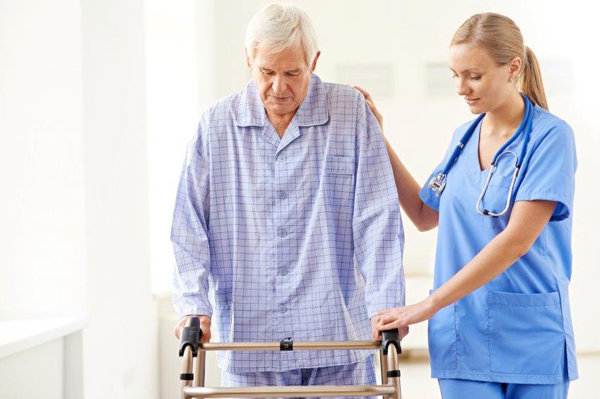 Image d'une infirmière aidant une personne âgée à se déplacer avec sa marchette.