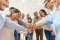 Groupe de professionnels de la santé et de patients réunis en cercle et unissant leurs mains en signe d’équipe. Groupe de professionnels de la santé et de patients réunis en cercle et unissant leurs mains en signe d’équipe.